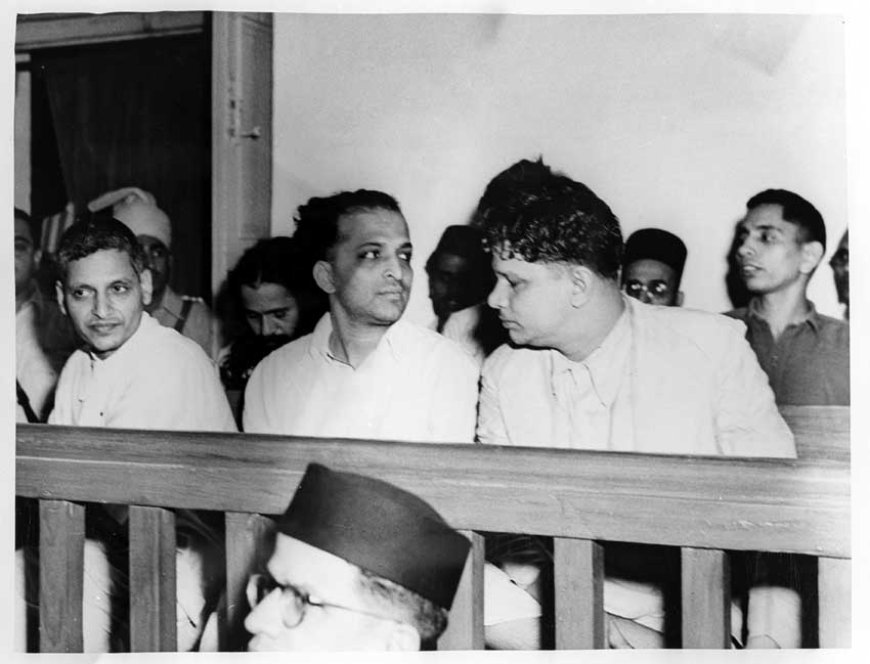 Nathuram Godshe (paling kiri) saat persidangan pembunuhan Gandhi